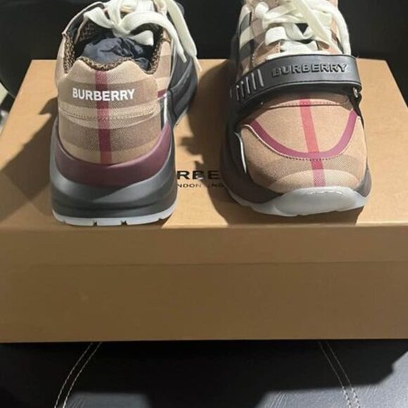 Burberry - Brown Ramsey - Picture 2 of 5